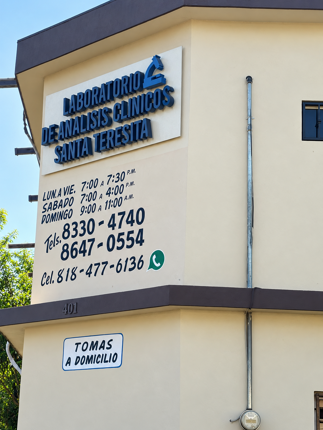 Letrero azul de Laboratorio de Análisis Clínicos Santa Teresita en la fachada
